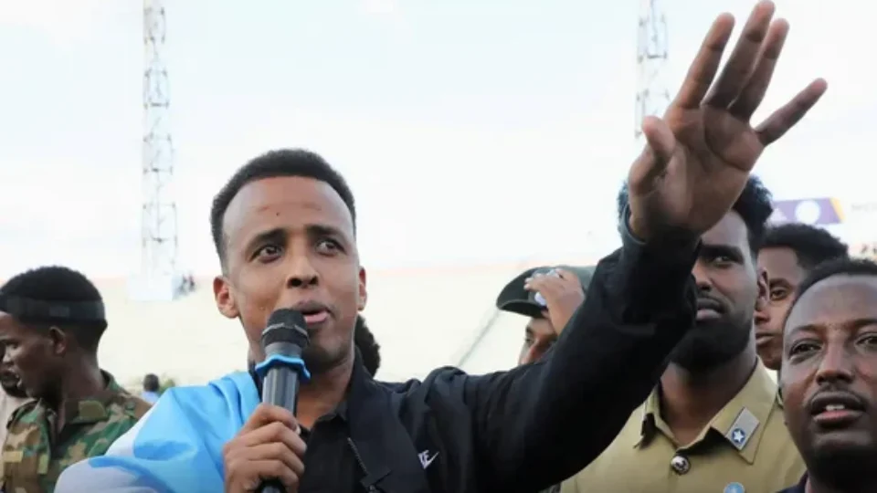 Após veto de entrada nos EUA, árbitro somali Omar Artan é escalado para apitar a Supercopa da Uefa