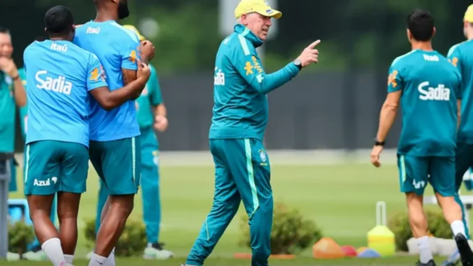 A dois dias da estreia, Ancelotti fecha treino em Nova Jersey e faz mistério sobre time titular da Seleção