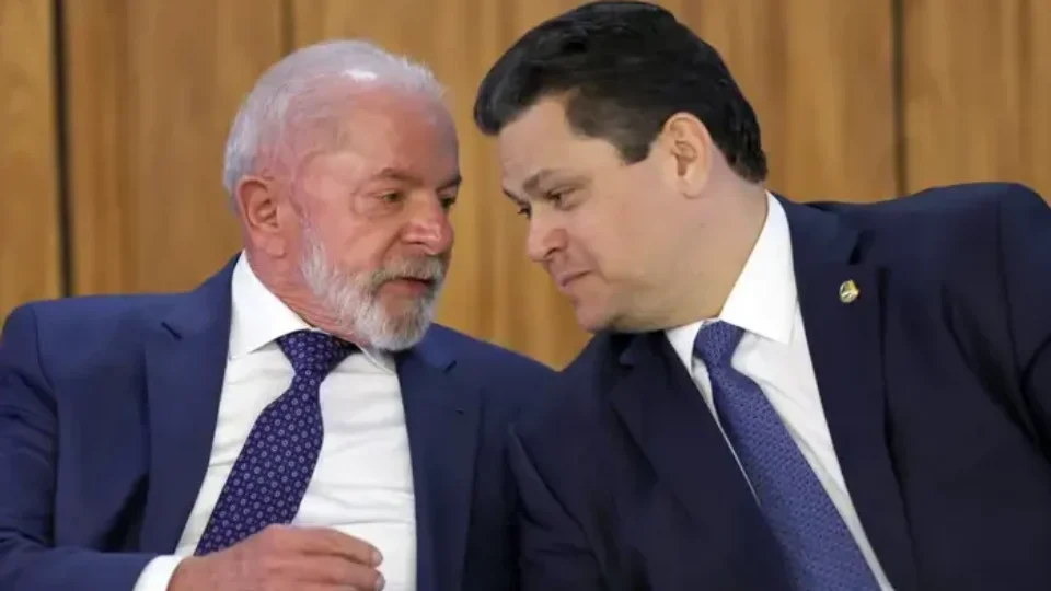 Queda de braço entre Lula e Alcolumbre trava pautas estratégicas no Senado e eleva custo político do governo