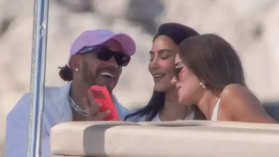 Fofocas ou memes? Kim Kardashian, Lewis Hamilton e Khloé caem na risada em iate