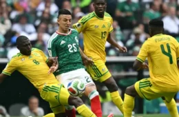 México vence a África do Sul na abertura do torneio mundial e larga na frente no Grupo A