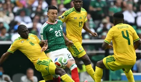 México vence a África do Sul na abertura do torneio mundial e larga na frente no Grupo A