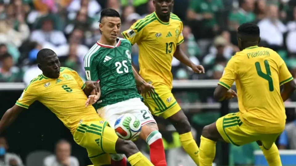 México vence a África do Sul na abertura do torneio mundial e larga na frente no Grupo A