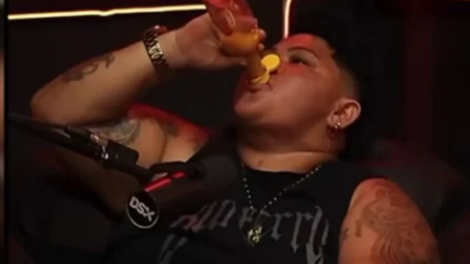 Influenciadora viraliza após beber frasco de pimenta durante podcast em Manaus. VJA VÍDEO