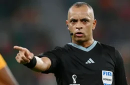Árbitro brasileiro aplica “hat-trick” de expulsões na abertura do torneio de seleções