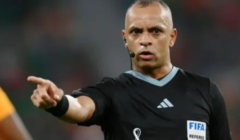 Árbitro brasileiro aplica “hat-trick” de expulsões na abertura do torneio de seleções