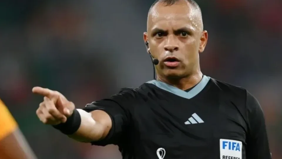 Árbitro brasileiro aplica “hat-trick” de expulsões na abertura do torneio de seleções