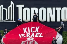 O clima esquentou fora de campo: Ativistas cobrem letreiro de torneio mundial no Canadá com faixa gigante contra Israel antes da estrei