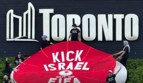O clima esquentou fora de campo: Ativistas cobrem letreiro de torneio mundial no Canadá com faixa gigante contra Israel antes da estrei