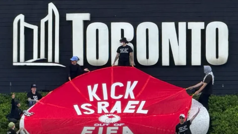 O clima esquentou fora de campo: Ativistas cobrem letreiro de torneio mundial no Canadá com faixa gigante contra Israel antes da estrei