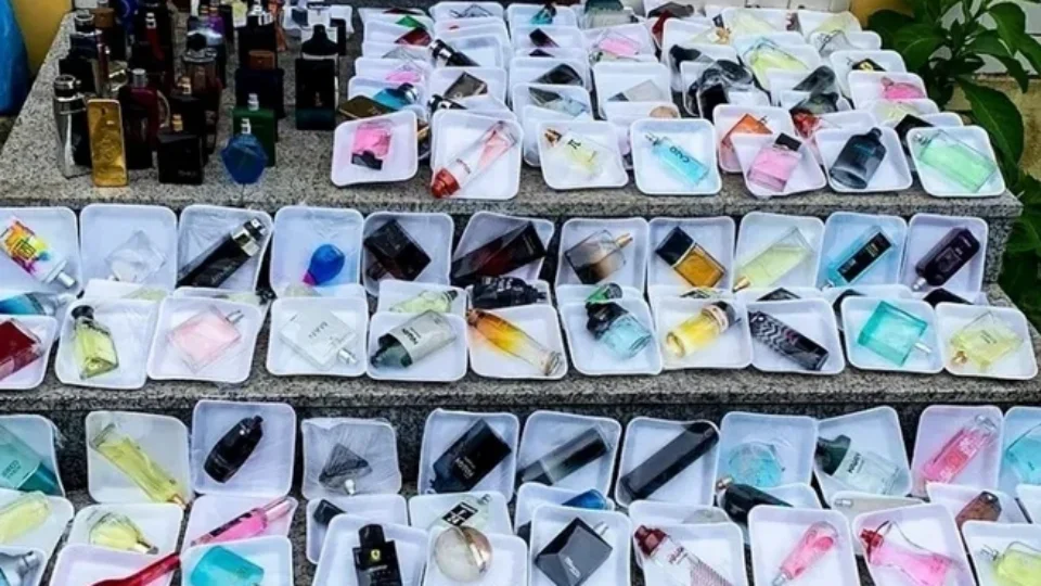 Cuidado com o cheiro do golpe: Saiba como funciona o truque do “perfume pela metade do preço” que está limpando o bolso dos brasileiro