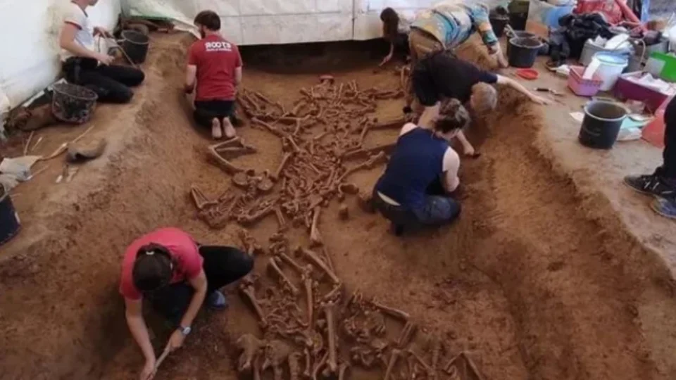 Mistério de 7 mil anos: arqueólogos encontram dezenas de esqueletos decapitados e suspeitam de ritual macabro