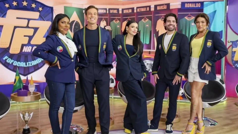 Mudou tudo! SBT transforma estúdio do Fofocalizando em “arena” por causa de torneio mundial e mexe até nas roupas dos apresentadores