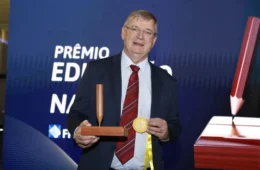 Coordenador da OBA e da OBAFOG recebe Prêmio Educação na Frente 2026 por contribuição à educação brasileira