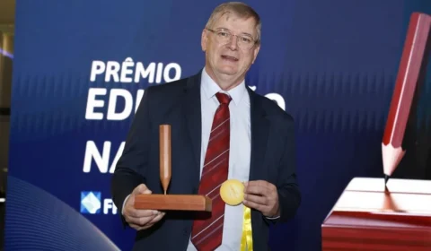 Coordenador da OBA e da OBAFOG recebe Prêmio Educação na Frente 2026 por contribuição à educação brasileira