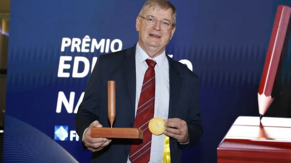 Coordenador da OBA e da OBAFOG recebe Prêmio Educação na Frente 2026 por contribuição à educação brasileira