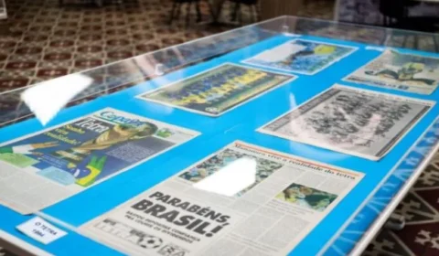 Viagem no tempo: Exposição gratuita em biblioteca pública reúne relíquias, jornais e livros históricos sobre a trajetória dos Mundiais