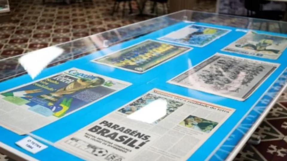 Viagem no tempo: Exposição gratuita em biblioteca pública reúne relíquias, jornais e livros históricos sobre a trajetória dos Mundiais