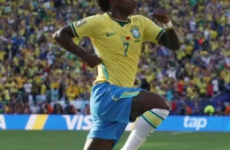 Estreia com recorde: Vini Jr. marca contra o Marrocos e iguala marca de Ronaldinho Gaúcho na história do futebol mundia
