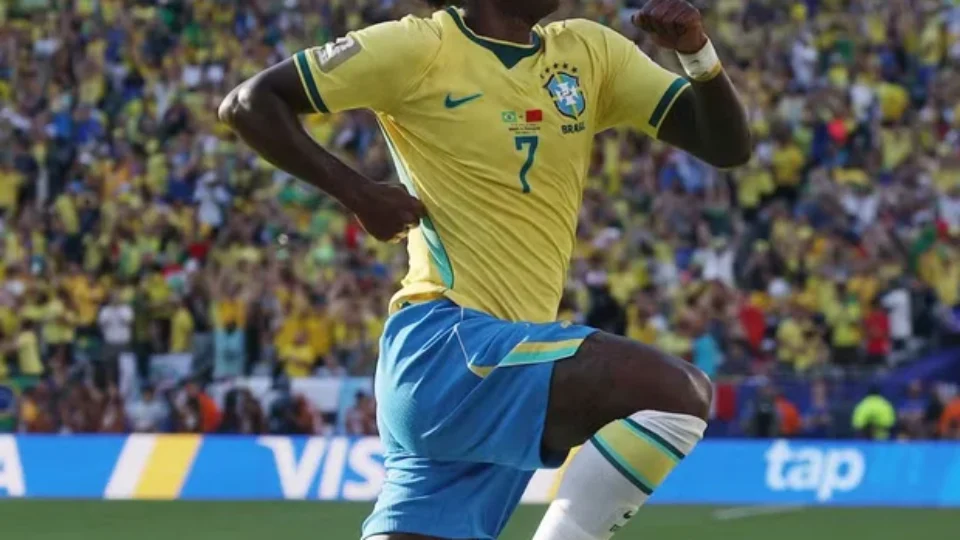 Estreia com recorde: Vini Jr. marca contra o Marrocos e iguala marca de Ronaldinho Gaúcho na história do futebol mundia