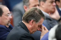 Médicos relatam piora dos soluços de Bolsonaro e pedem mais exames