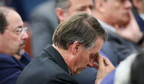 Médicos relatam piora dos soluços de Bolsonaro e pedem mais exames