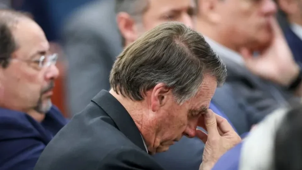 Médicos relatam piora dos soluços de Bolsonaro e pedem mais exames