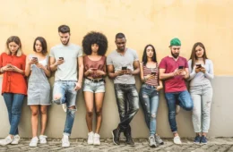 A nova era das buscas: Por que a Geração Z está abandonando o Google pelo TikTok e Instagram na rotina do dia a di