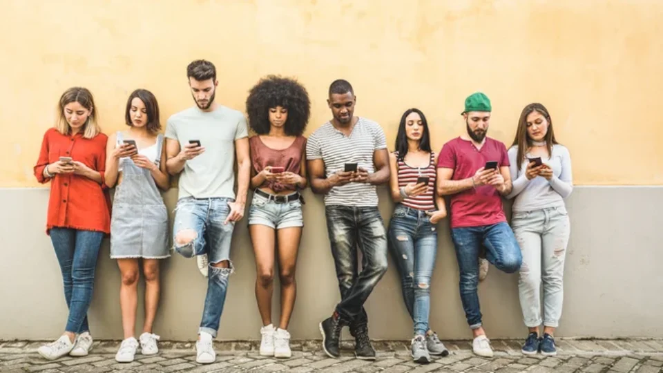 A nova era das buscas: Por que a Geração Z está abandonando o Google pelo TikTok e Instagram na rotina do dia a di