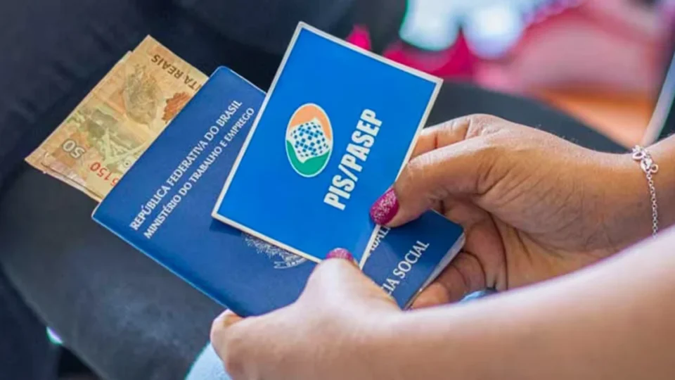Abono salarial libera R$ 5,5 bilhões para 4,4 milhões de trabalhadores; veja quem recebe e como consultar o benefício