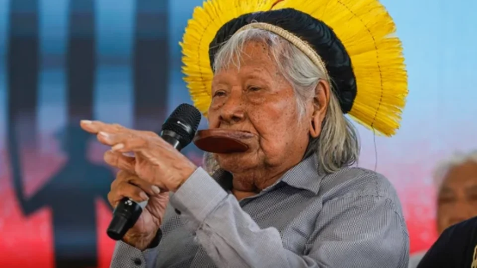 Cacique Raoni volta a ser internado em estado grave no Mato Grosso