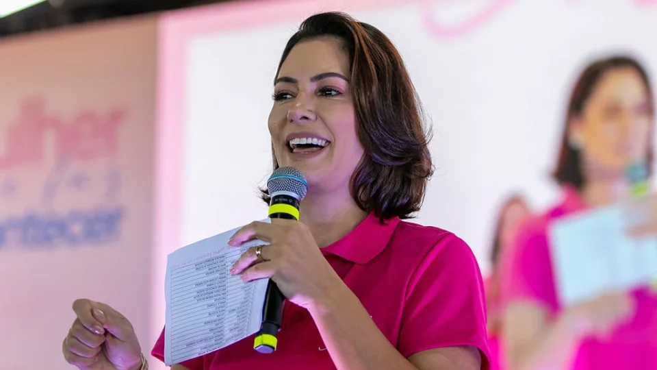 Davidson Cavalcante: Michelle Bolsonaro ganha espaço no PL e pode assumir papel estratégico na pré-campanha de Flávio Bolsonaro