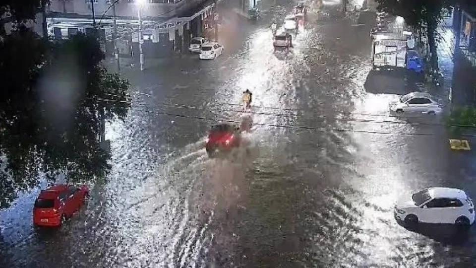 Rio tem chuva forte, alagamentos e deslizamentos de terra