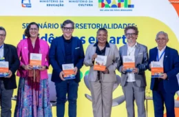Escolas com materiais pedagógicos de artes ou de música tendem a menor reprovação e abandono