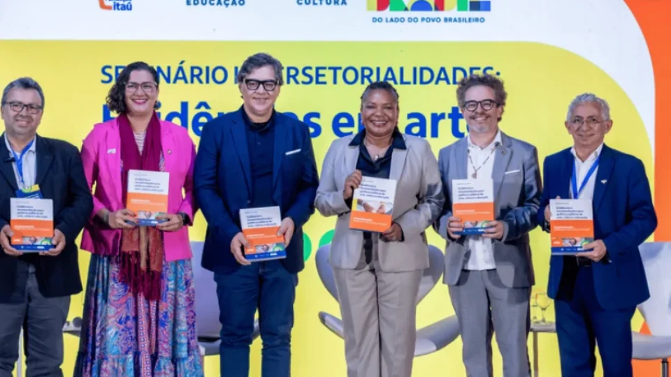 Escolas com materiais pedagógicos de artes ou de música tendem a menor reprovação e abandono