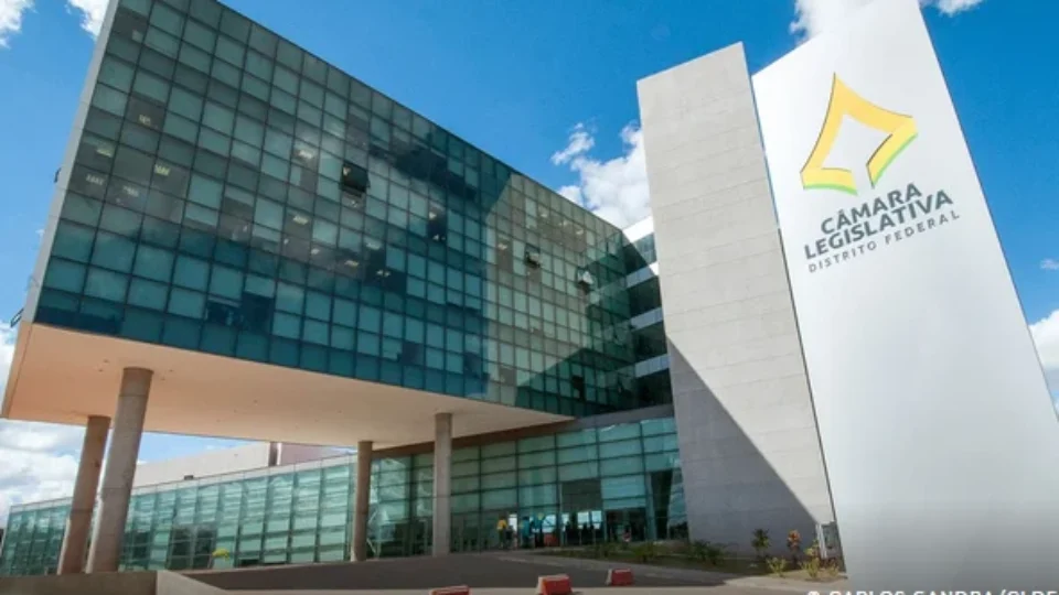 Deputados distritais extinguem jornada 6×1 de terceirizados