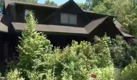 Homem compra casa em leilão e encontra três cadáveres escondidos na propriedade