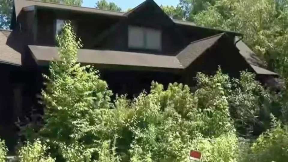 Homem compra casa em leilão e encontra três cadáveres escondidos na propriedade