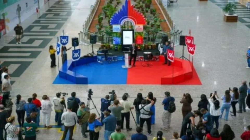 Manaus Airport recebe turistas com programação especial inspirada no Festival de Parintins