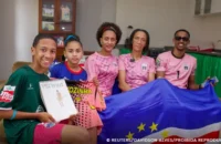 O reencontro emocionante: Mãe do goleiro Vozinha ganha visto às pressas e estará na arquibancada contra o Uruguai