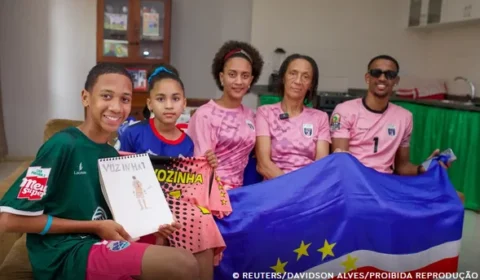 O reencontro emocionante: Mãe do goleiro Vozinha ganha visto às pressas e estará na arquibancada contra o Uruguai