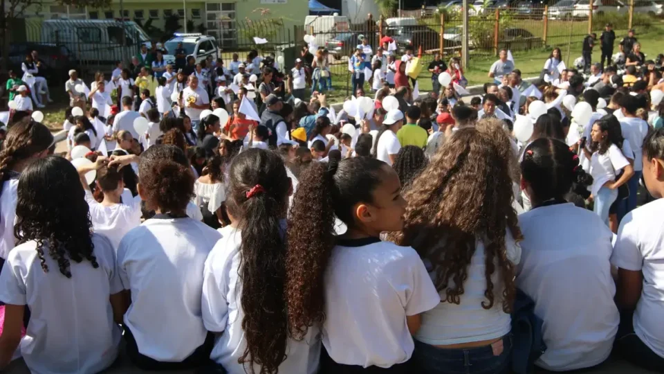 Congresso inclui política e direitos da cidadania no currículo escolar
