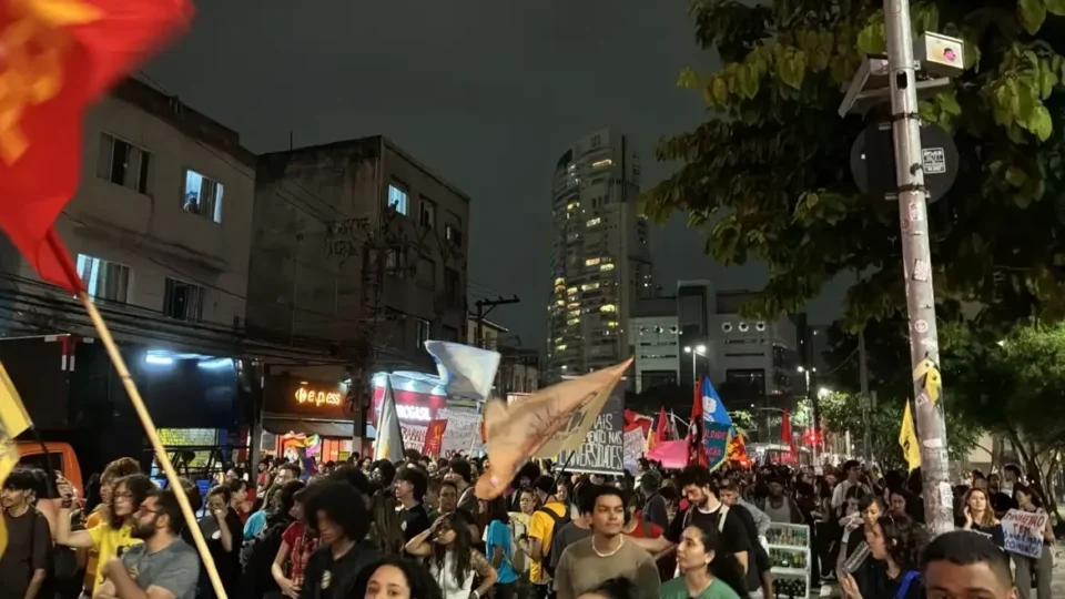 Estudantes protestam contra cortes nas universidades de SP