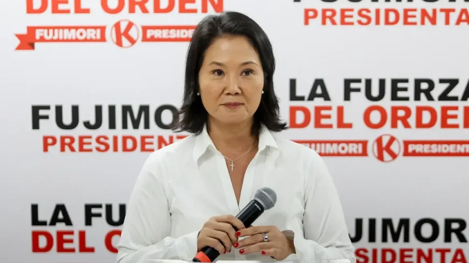 Fujimori se aproxima da presidência do Peru e Sánchez convoca protesto