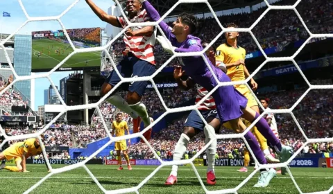 EUA vence a Austrália com gol contra e VAR, disparam na liderança e ficam a um passo da vaga