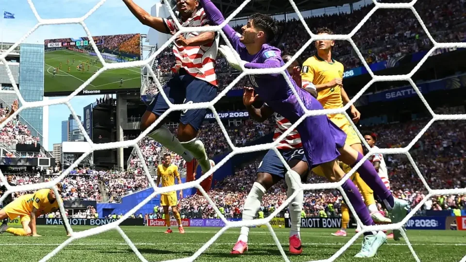 EUA vence a Austrália com gol contra e VAR, disparam na liderança e ficam a um passo da vaga