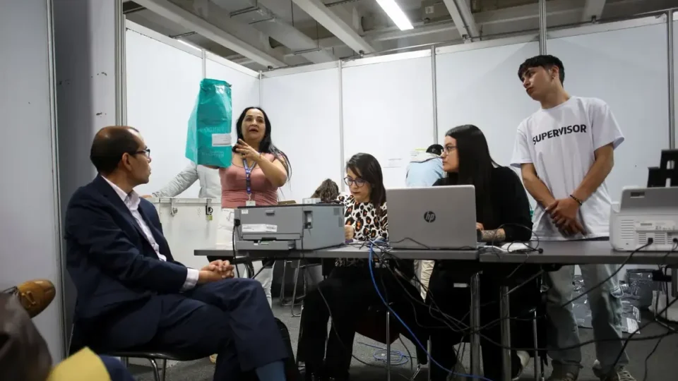 Presidente Petro denuncia fraude contra o voto na eleição da Colômbia