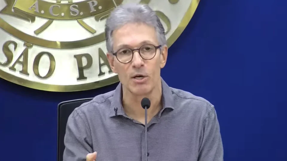 Zema diz que não exigirá estudo de mulheres no Bolsa Família por terem “outras atribuições em casa”
