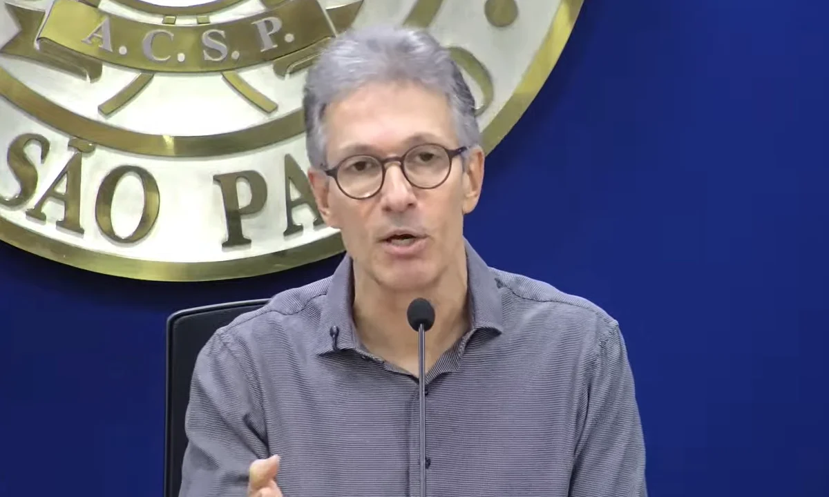Zema diz que não exigirá estudo de mulheres no Bolsa Família por terem “outras atribuições em casa”