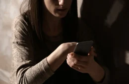 Denúncias de violência digital contra mulheres crescem 188% em um ano